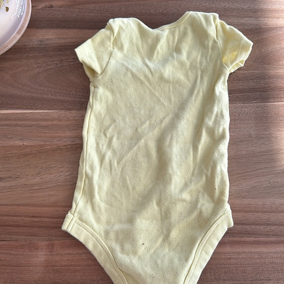 Yellow onesie - 3-6M - Picture 2 of 2